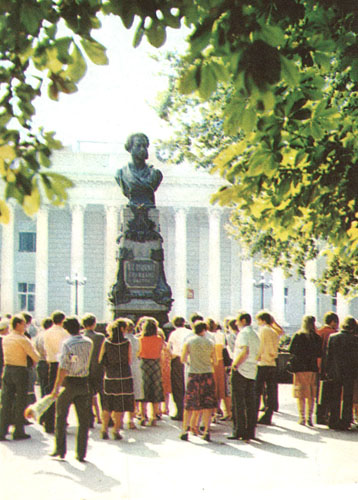 Памятник Пушкину и старинная пушка