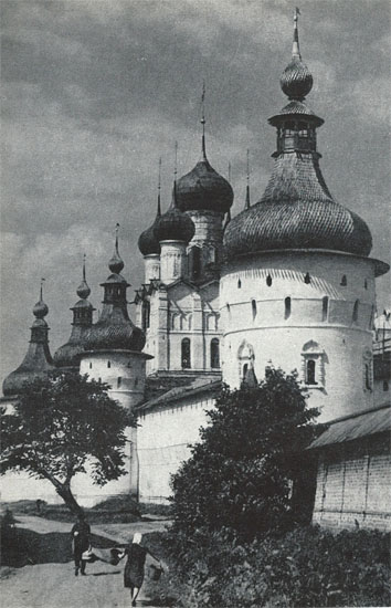 Ростовский кремль. Юго-западная башня и церковь Иоанна Богослова